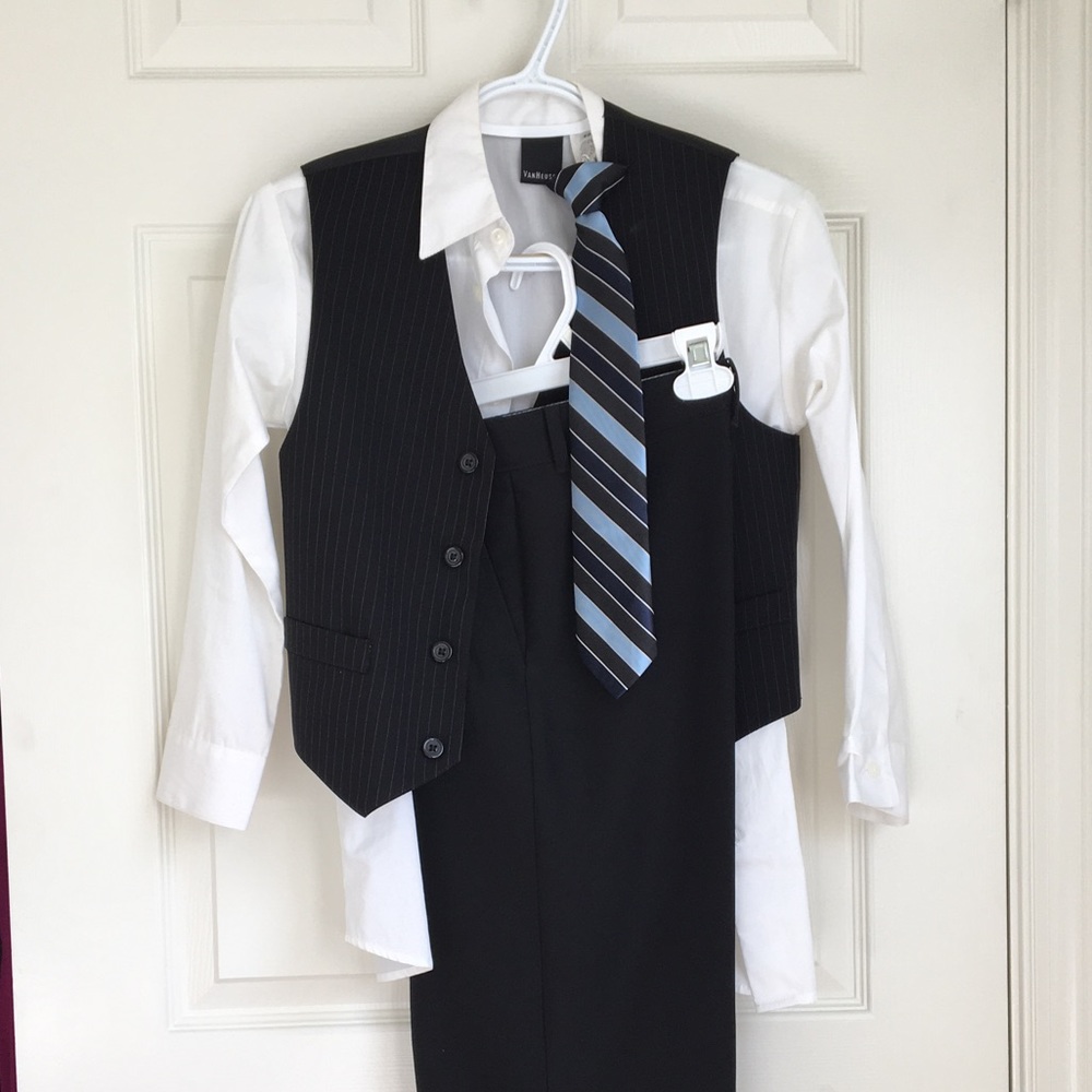 Van Huesen 4 piece tuxedo set boys